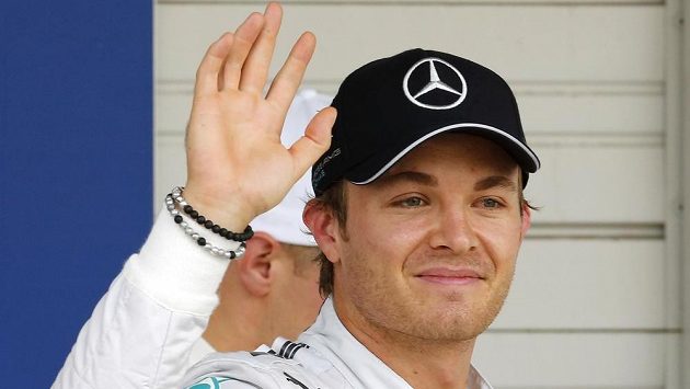 Nico Rosberg po vítězné kvalifikaci v Suzuce. Nico Rosberg po vítězné kvalifikaci v Suzuce.
