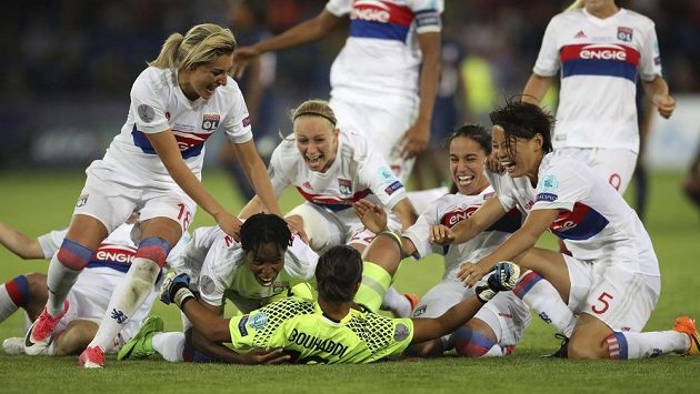 Lyonská brankářka Sarah Bouhaddiová po proměnění penalty proti Paris SG Lyonská brankářka Sarah Bouhaddiová po proměnění penalty proti Paris SG