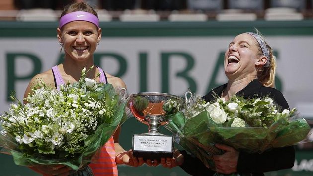 Takhle se před dvěma lety Lucie Šafářová (vlevo) a její americká parťačka Bethanie Matteková-Sandsová radovaly v Paříži z triumfu v deblu. Jak dopadnou letos? Takhle se před dvěma lety Lucie Šafářová (vlevo) a její americká parťačka Bethanie Matteková-Sandsová radovaly v Paříži z triumfu v deblu. Jak dopadnou letos?