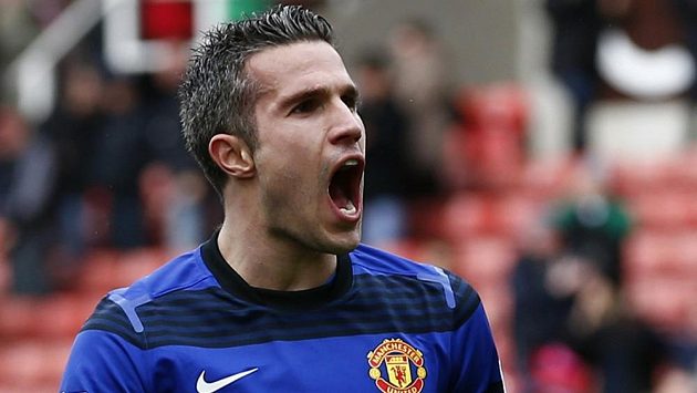 Útočník Manchesteru United Robin van Persie slaví proměněnou penaltu proti Stoke City. Útočník Manchesteru United Robin van Persie slaví proměněnou penaltu proti Stoke City.