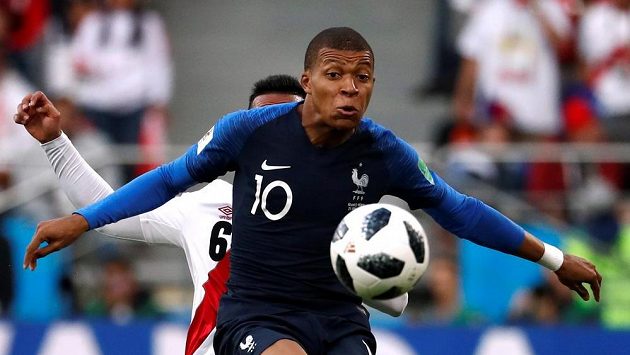 Francouz Kylian Mbappé při utkání s Peru. Francouz Kylian Mbappé při utkání s Peru.