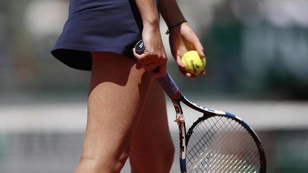 Dvakrát musela tenistka Karolína Plíšková během semifinále French Open nuceně měnit raketu. Dvakrát musela tenistka Karolína Plíšková během semifinále French Open nuceně měnit raketu.