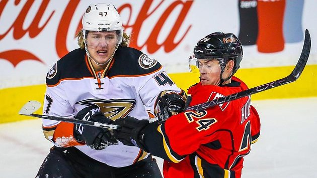 Obránce Anaheimu Hampus Lindholm (47) v souboji s Jiřím Hudlerem z Calgary. Obránce Anaheimu Hampus Lindholm (47) v souboji s Jiřím Hudlerem z Calgary.