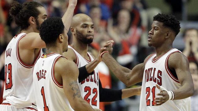 Basketbalista Chicaga Jimmy Butler (zcela vpravo) slaví se spoluhráči koš proti týmu New Orleans. Basketbalista Chicaga Jimmy Butler (zcela vpravo) slaví se spoluhráči koš proti týmu New Orleans.