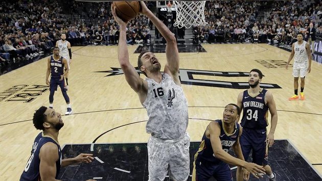 Pau Gasol (16) na snímku z roku 2019 v dresu San Antonia s hráči New Orleansu Jahlilem Okaforem (8), Wesleym Johnsonem (33) a Kenrichem Williamsem (34). Pau Gasol (16) na snímku z roku 2019 v dresu San Antonia s hráči New Orleansu Jahlilem Okaforem (8), Wesleym Johnsonem (33) a Kenrichem Williamsem (34).