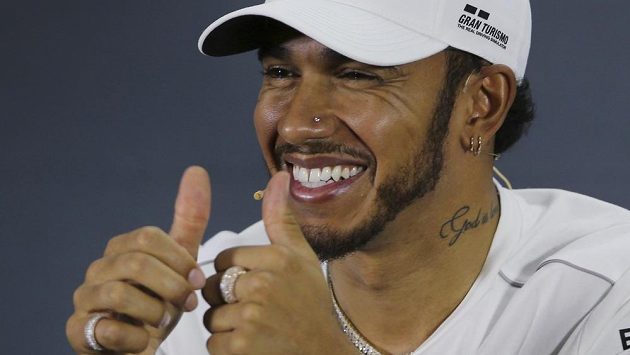 Naštěstí to dopadlo dobře, jakoby chtěl po havárii na superbiku naznačit pětinásobný mistr světa ve formuli 1 Lewis Hamilton. Naštěstí to dopadlo dobře, jakoby chtěl po havárii na superbiku naznačit pětinásobný mistr světa ve formuli 1 Lewis Hamilton.