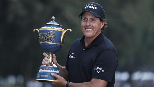 Slavný golfista Phil Mickelson po triumfu v Mexico City Slavný golfista Phil Mickelson po triumfu v Mexico City