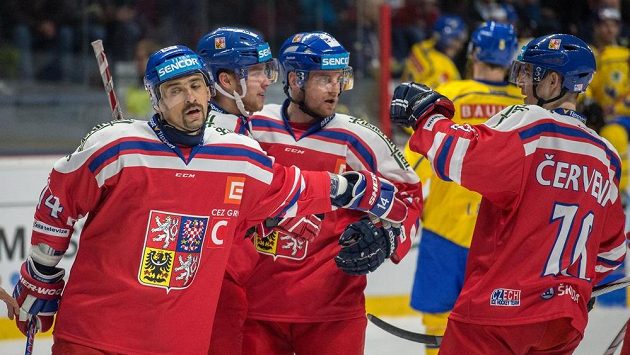 Čeští hokejisté (zleva) Tomáš Plekanec, David Pastrňák, Jakub Jeřábek a Roman Červenka oslavují gól proti Švédsku. Čeští hokejisté (zleva) Tomáš Plekanec, David Pastrňák, Jakub Jeřábek a Roman Červenka oslavují gól proti Švédsku.