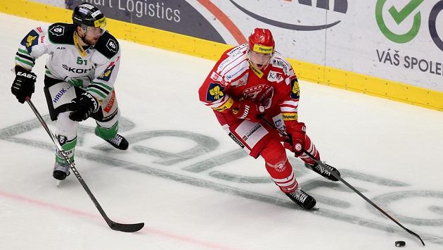 Mitja Robar z Mladé Boleslavi (vlevo) brání Daniela Rákose z Třince. Mitja Robar z Mladé Boleslavi (vlevo) brání Daniela Rákose z Třince.
