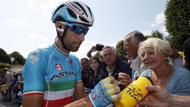 Ital Vincenzo Nibali rozdával autogramy před startem šesté etapy Tour de France. Ital Vincenzo Nibali rozdával autogramy před startem šesté etapy Tour de France.