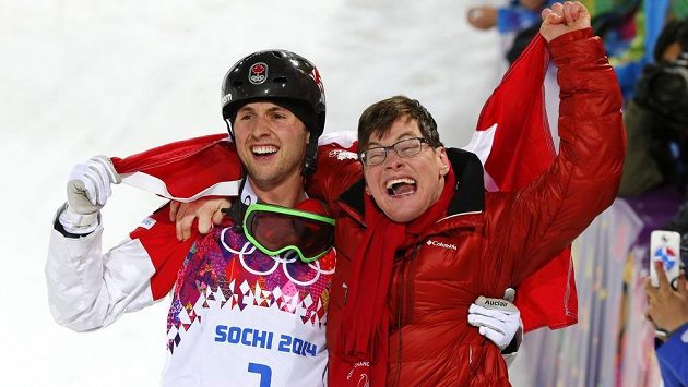 Kanadský boulař Alex Bilodeau slaví s bratrem Fredericem zlatou olympijskou medaili ze Soči. Kanadský boulař Alex Bilodeau slaví s bratrem Fredericem zlatou olympijskou medaili ze Soči.