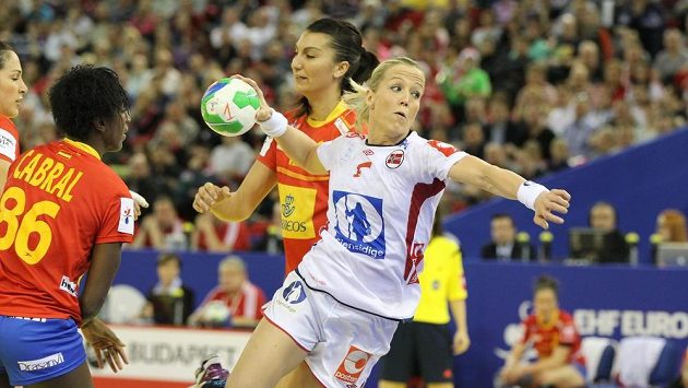 Norka Heidi Loeková se snaží skórovat ve finále mistrovství Evropy proti Španělsku. Norka Heidi Loeková se snaží skórovat ve finále mistrovství Evropy proti Španělsku.