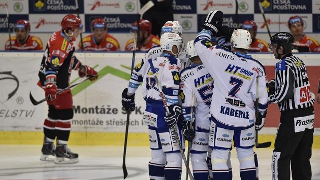 Hokejisté Komety Brno se radují z branky proti Hradci Králové. Hokejisté Komety Brno se radují z branky proti Hradci Králové.