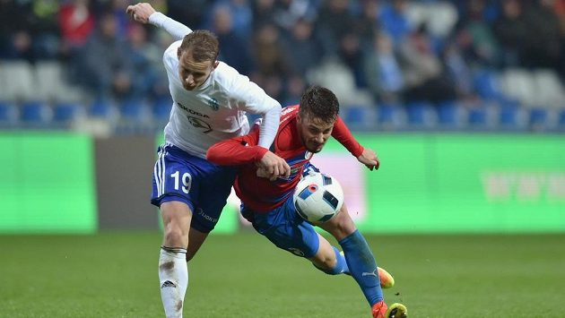 Jan Chramosta z Mladé Boleslavi (vlevo) a Jakub Hromada z Plzně v souboji o míč. Jan Chramosta z Mladé Boleslavi (vlevo) a Jakub Hromada z Plzně v souboji o míč.