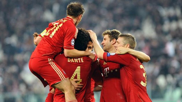 Fotbalisté Bayernu Mnichov se radují ze vstřelení branky na hřišti Juventusu Turína a postupu do semifinále Ligy mistrů. Fotbalisté Bayernu Mnichov se radují ze vstřelení branky na hřišti Juventusu Turína a postupu do semifinále Ligy mistrů.