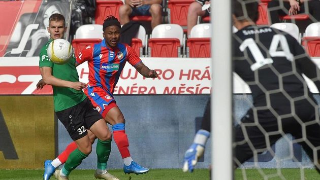 Zleva Martin Nový z Příbrami, Adriel D'Avila Ba Loua z Plzně, brankář Příbrami Jakub Šiman. Zleva Martin Nový z Příbrami, Adriel D'Avila Ba Loua z Plzně, brankář Příbrami Jakub Šiman.