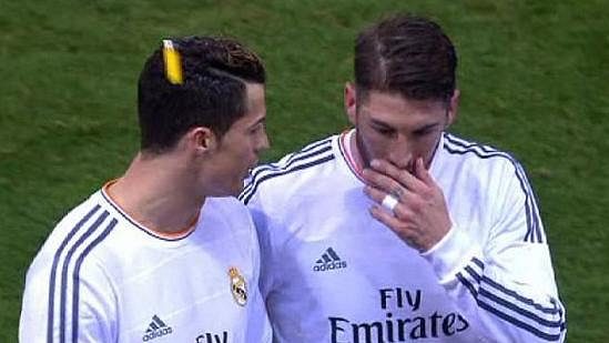 Moment, kdy Ronaldo při odchodu ze hřiště společně se Sergio Ramosem, dostal do hlavy zapalovačem. Moment, kdy Ronaldo při odchodu ze hřiště společně se Sergio Ramosem, dostal do hlavy zapalovačem.
