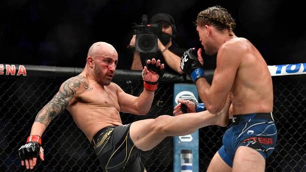 Alexander Volkanovski (vlevo) porazil na turnaji UFC 266 v titulovém zápase Briana Ortegu. Alexander Volkanovski (vlevo) porazil na turnaji UFC 266 v titulovém zápase Briana Ortegu.
