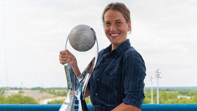 Barbora Strýcová s trofejí pro nejlepší deblistku světa. Barbora Strýcová s trofejí pro nejlepší deblistku světa.