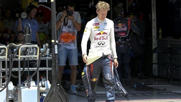 Sebastian Vettel byl po odstoupení ze závodu hodně naštvaný. Sebastian Vettel byl po odstoupení ze závodu hodně naštvaný.