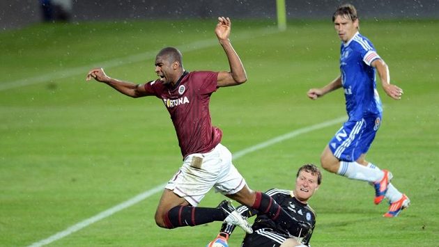 Sparťanský útočník Léonard Kweuke padá po souboji s olomouckým brankářem Blahou. Sparťanský útočník Léonard Kweuke padá po souboji s olomouckým brankářem Blahou.
