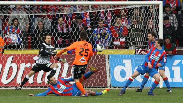 Olomoucký Navrátil (číslo 25) poprvé překonává plzeňského brankáře Pavlíka. Olomoucký Navrátil (číslo 25) poprvé překonává plzeňského brankáře Pavlíka.