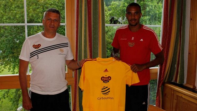 Jean-David Beauguel (vpravo) je novou posilou fotbalistů Dukly. Jean-David Beauguel (vpravo) je novou posilou fotbalistů Dukly.