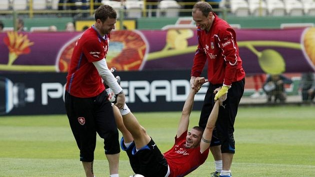 Brankáři Jan Laštůvka (vlevo) a Jaroslav Drobný na tréninku českého týmu vlečou Jana Rezka v rámci splnění jedné ze sázek. Brankáři Jan Laštůvka (vlevo) a Jaroslav Drobný na tréninku českého týmu vlečou Jana Rezka v rámci splnění jedné ze sázek.