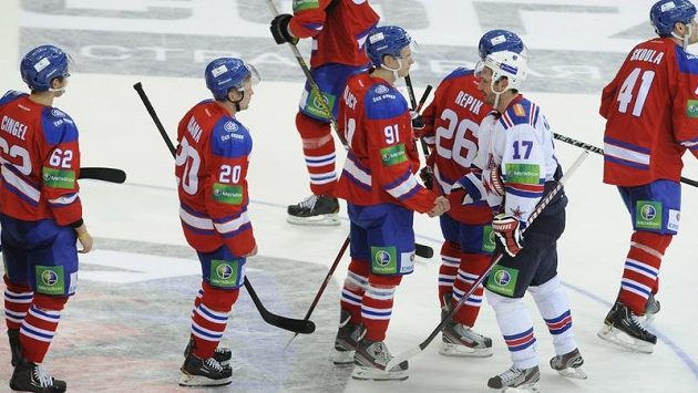 Hokejisté Lva Praha se zdraví s největší hvězdou Petrohradu Iljou Kovalčukem (v bílém dresu). Hokejisté Lva Praha se zdraví s největší hvězdou Petrohradu Iljou Kovalčukem (v bílém dresu).