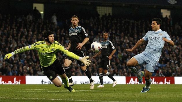 Petr Čech vyráží střelu Sergia Aguera. Petr Čech vyráží střelu Sergia Aguera.