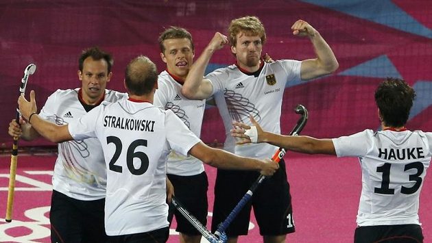 Radost německých pozemkářů, kteří vyhráli olympijský turnaj. Radost německých pozemkářů, kteří vyhráli olympijský turnaj.