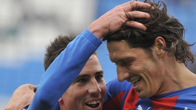 Plzeňští fotbalisté Milan Petržela (vlevo) a Marián Čišovský se radují z gólu. Plzeňští fotbalisté Milan Petržela (vlevo) a Marián Čišovský se radují z gólu.