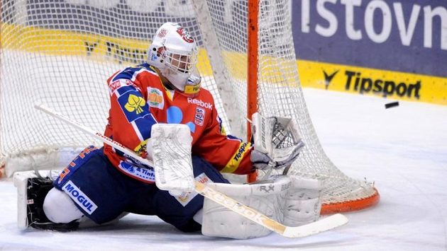 Pardubický brankář Martin Růžička udržel proti Chomutovu čisté konto. Pardubický brankář Martin Růžička udržel proti Chomutovu čisté konto.