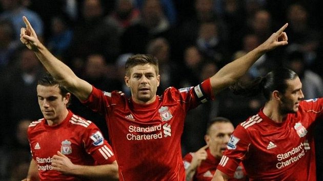 Fotbalista Liverpoolu Steven Gerrard se raduje se spoluhráči z branky. Fotbalista Liverpoolu Steven Gerrard se raduje se spoluhráči z branky.