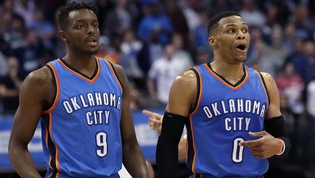 Russell Westbrook (vpravo) se spoluhráčem z Oklahomy Jeramim Grantem. Russell Westbrook (vpravo) se spoluhráčem z Oklahomy Jeramim Grantem.