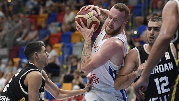 Český basketbalista Šimon Puršl mezi Jordánci Fadim Ibrahimem (vlevo) a Yousefem Abu Wazanehem. Český basketbalista Šimon Puršl mezi Jordánci Fadim Ibrahimem (vlevo) a Yousefem Abu Wazanehem.