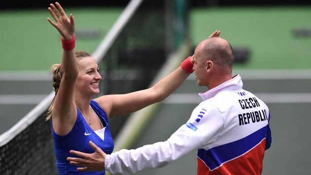 Česká tenistka Petra Kvitová a kapitán Petr Pála oslavují vítězství ve Fed Cupu. Česká tenistka Petra Kvitová a kapitán Petr Pála oslavují vítězství ve Fed Cupu.