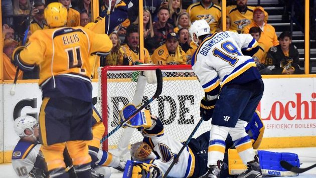 Obránce Nashvillu Ryan Ellis (4) jako první překonal Jakea Allena (34) v bráně St. Louis. Obránce Nashvillu Ryan Ellis (4) jako první překonal Jakea Allena (34) v bráně St. Louis.