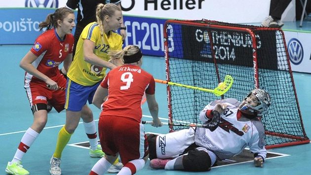 V semifinále MS florbalistek bojují (zleva) Eliška Krupnová, Victoria Wikströmová, Kristýna Jílková a brankářka Jana Christianová. V semifinále MS florbalistek bojují (zleva) Eliška Krupnová, Victoria Wikströmová, Kristýna Jílková a brankářka Jana Christianová.