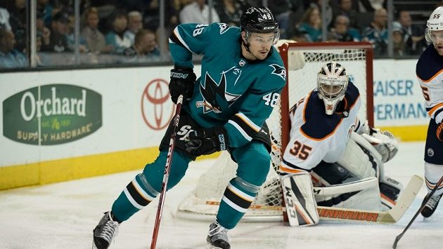 Český útočník San Jose Tomáš Hertl v akci při utkání s Edmontonem. Český útočník San Jose Tomáš Hertl v akci při utkání s Edmontonem.
