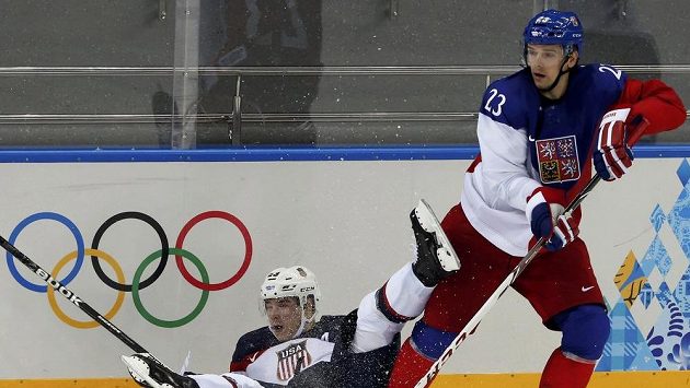 Obránce Zbyněk Michálek v souboji s Dustinem Brownem ze Spojených států ve čtvrtfinále olympijského turnaje. Obránce Zbyněk Michálek v souboji s Dustinem Brownem ze Spojených států ve čtvrtfinále olympijského turnaje.
