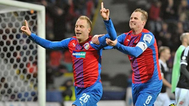 Daniel Kolář (vlevo) se s Davidem Limberským raduje ze svého gólu proti Českým Budějovicím. Daniel Kolář (vlevo) se s Davidem Limberským raduje ze svého gólu proti Českým Budějovicím.
