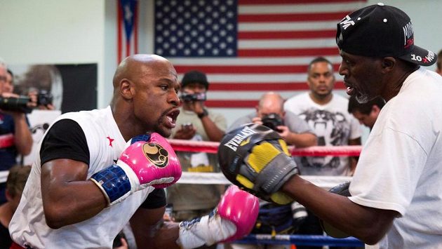 Boxerský šampion Floyd Mayweather (vlevo) trénuje se svým strýcem Rogerem Mayweatherem (vpravo). Archivní foto Boxerský šampion Floyd Mayweather (vlevo) trénuje se svým strýcem Rogerem Mayweatherem (vpravo). Archivní foto