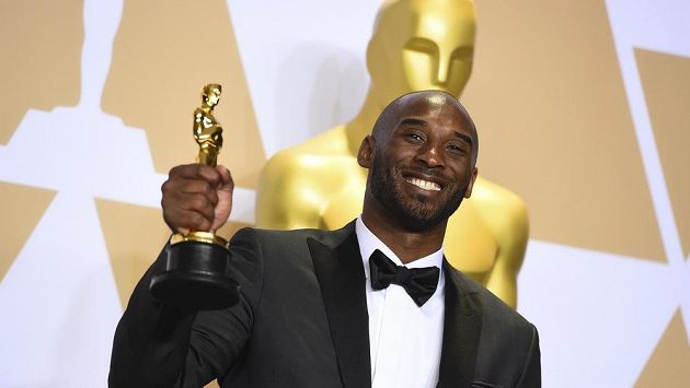 Bývalý slavný basketbalista Kobe Bryant získal dva roky po konci kariéry další trofej. Za zfilmovanou báseň "Drahý basketbale" dostal Oscara. Bývalý slavný basketbalista Kobe Bryant získal dva roky po konci kariéry další trofej. Za zfilmovanou báseň "Drahý basketbale" dostal Oscara.