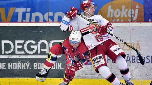 Zleva Brian Ihnačák z Pardubic a Maris Bičevskis z Hradce Králové ve vyhroceném extraligovém derby. Zleva Brian Ihnačák z Pardubic a Maris Bičevskis z Hradce Králové ve vyhroceném extraligovém derby.