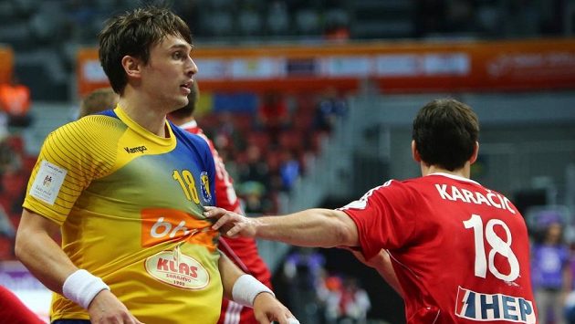 Házenkáře Bosny a Hercegoviny Ivana Karačiče (vlevo) brání jeho bratr Igor reprezentující Chorvatsko. Házenkáře Bosny a Hercegoviny Ivana Karačiče (vlevo) brání jeho bratr Igor reprezentující Chorvatsko.