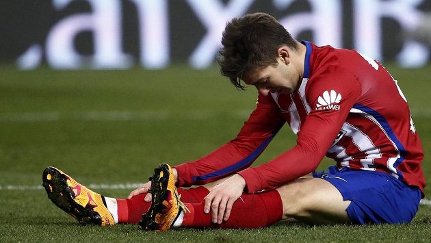 Zklamaný Luciano Vietto z Atlétika Madrid po vyřazení v poháru. Zklamaný Luciano Vietto z Atlétika Madrid po vyřazení v poháru.