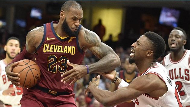 LeBron James (23) z Clevelandu brání míč před dotírajícím Davidem Nwabou (11) z Chicaga. LeBron James (23) z Clevelandu brání míč před dotírajícím Davidem Nwabou (11) z Chicaga.