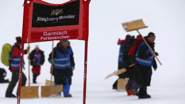 Organizátoři v německém Garmich-Partenkirchenu dělali co mohli, ale obří slalom mužů byl nakonec zrušen. Organizátoři v německém Garmich-Partenkirchenu dělali co mohli, ale obří slalom mužů byl nakonec zrušen.