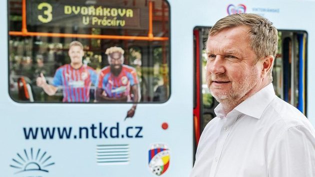 Trenér fotbalistů Viktorie Pavel Vrba v Plzni představil tramvaj, která propaguje Nadaci pro transplantaci kostní dřeně. Trenér fotbalistů Viktorie Pavel Vrba v Plzni představil tramvaj, která propaguje Nadaci pro transplantaci kostní dřeně.